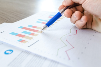 Sheets of Paper with diffrent kind of charts on it are getting analysed Market analysis Q4 October 2020 Röhm Roehm MMA